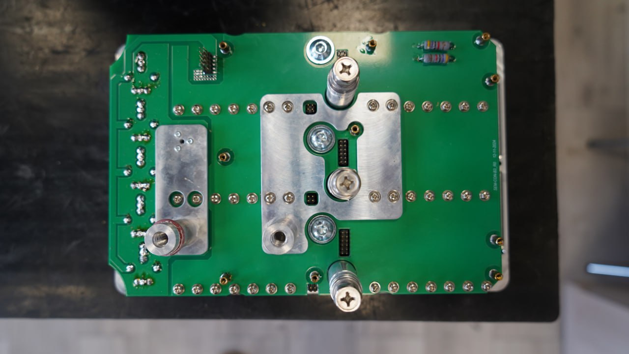Mounting baseplate with connectors