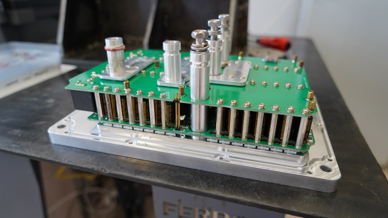 Power stack — high-voltage electrolytic capacitors