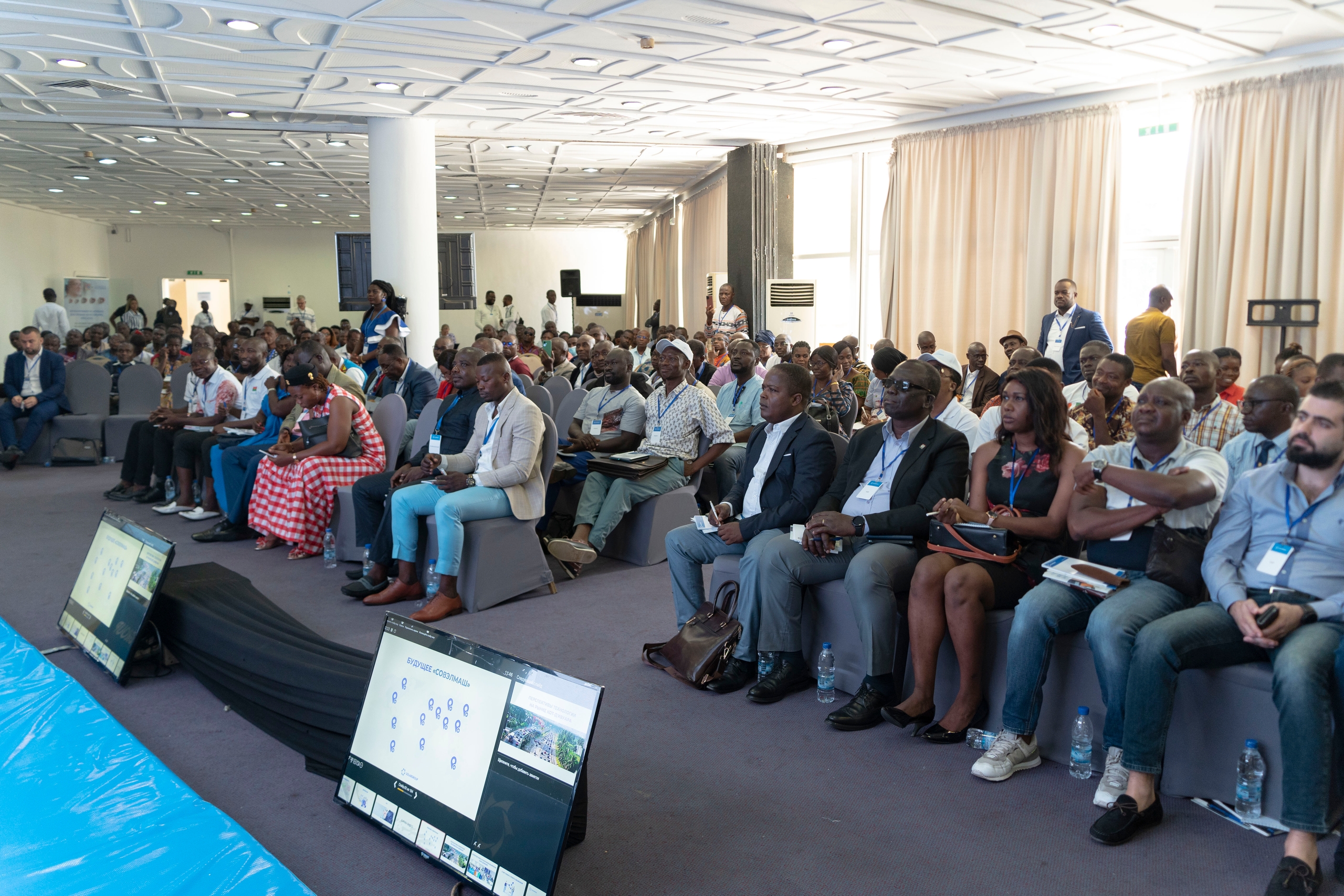 Audience and stage dynamics at the Abidjan event.