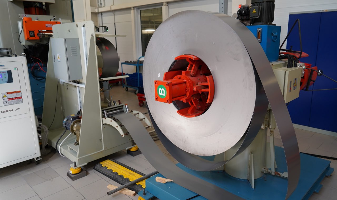 Electrical-steel coil uncoiler with SAMENG industrial chiller