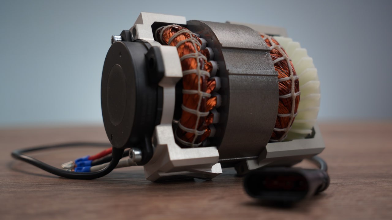 Assembled small-scale Slavyanka motor — exposed winding