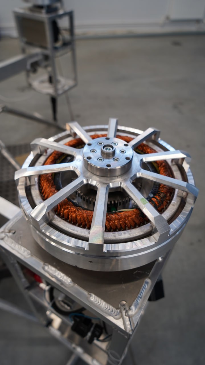 Hub-style motor with aluminum reinforcement frame · close-up