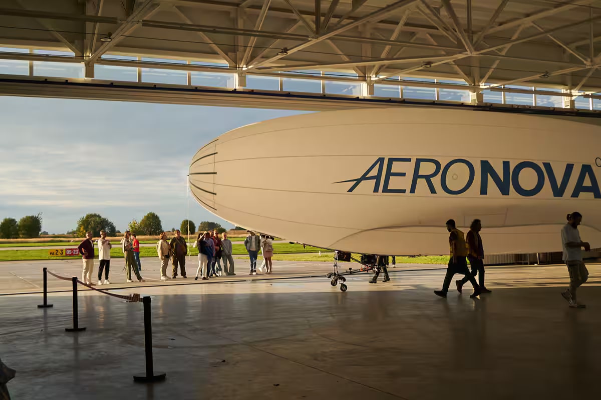 Delegation route inside the AERONOVA hangar before the flight program.