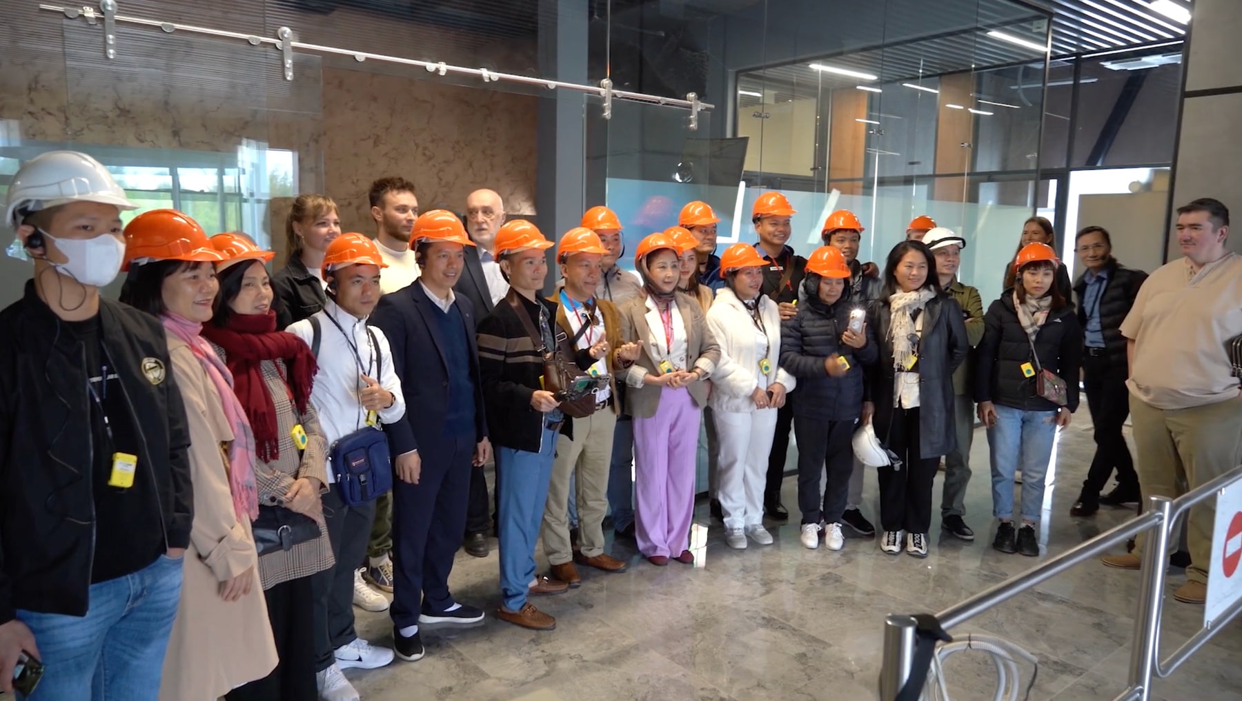 Vietnamese investors and partners inside Sovelmash PKTB during the May 2024 visit.