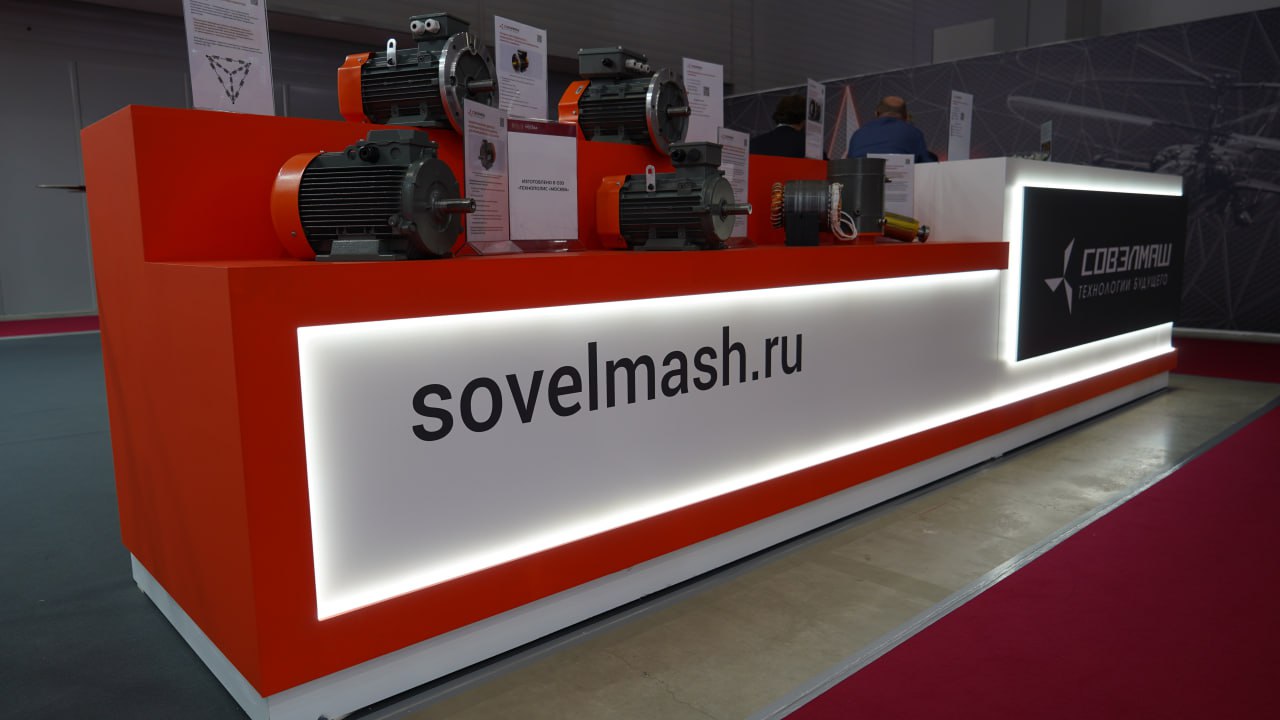Sovelmash booth with the motor lineup (sovelmash.ru)