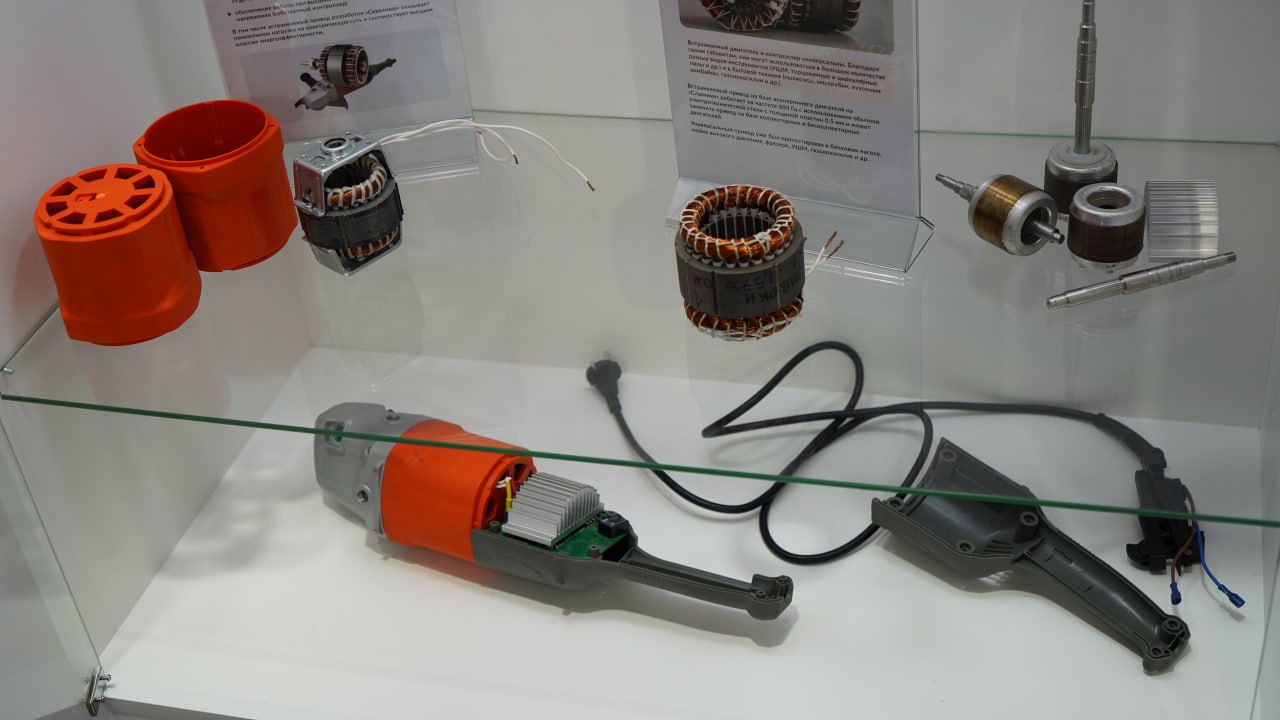 Sovelmash exhibition display case · angle-grinder + Slavyanka stators + propulsion stack
